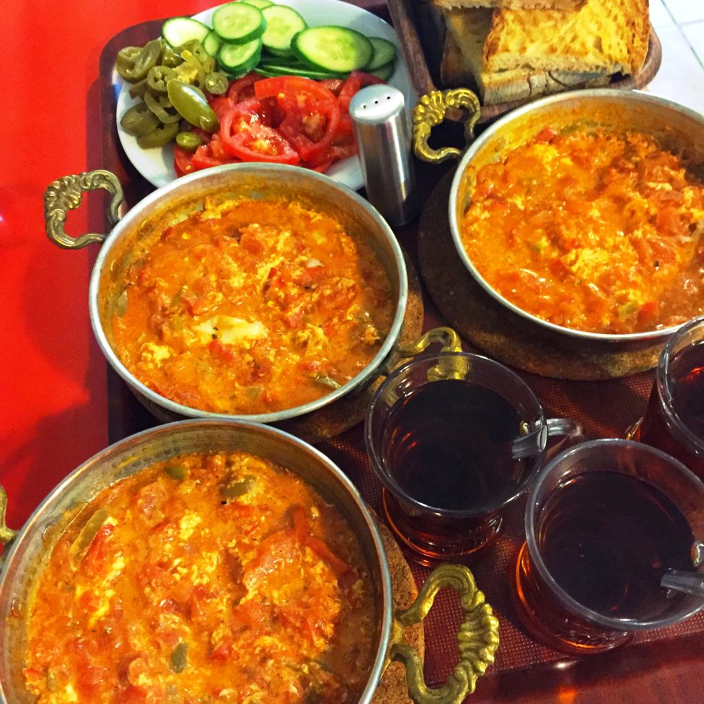 Menemen #kervancafe#kervankahvalti#kervanmenemen#kervanömlet#kervanmuhlama#kervansahandayumurta#kervanserpmekahvaltı#kervankavurma#kahvaltı#kahvalti#ömlet#kavurma#menemen#muhlama#sahandayumurta#suçukluyumurta#kervanköyekmeği#lezzetburada#lezzetinadresi#lezzetduragi#bursakahvaltı#vazgeçilmezlezzetinadresi#bursamenemen#taklitlerindensakınınkervan#kervancafecom#yemekbizimişimiz#şefaşçı#cookingchef#şefismail